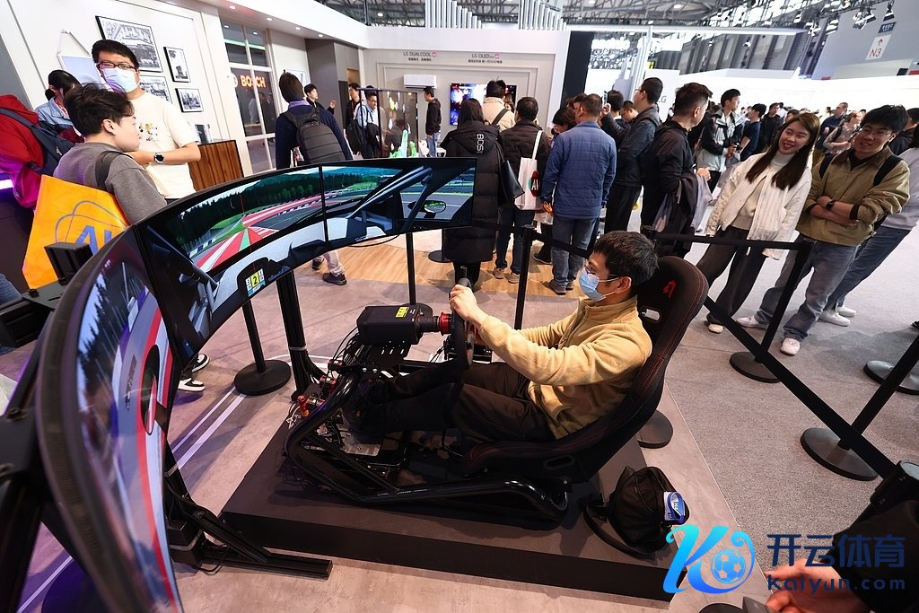 2026年3月12日，上海，全球三大家电及消费电子展之一的2026年中国度电及消费电子展览会（AWE2026）上，参展者广博。视觉中国 贵寓图