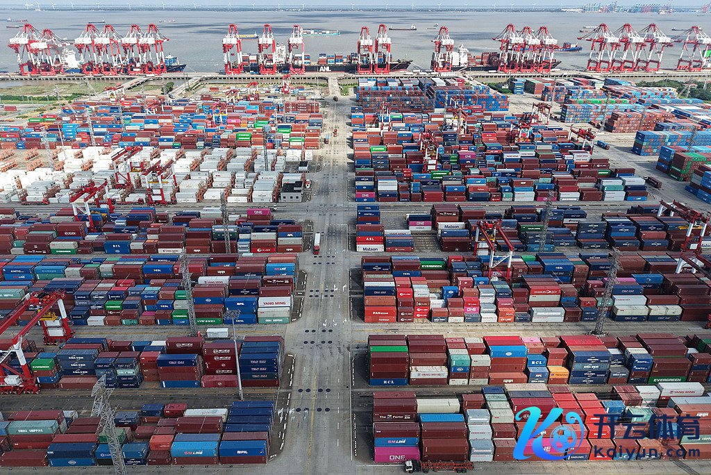 2026年4月14日，上海港集装箱外贸船埠车来船往，功课繁忙。视觉中国 图